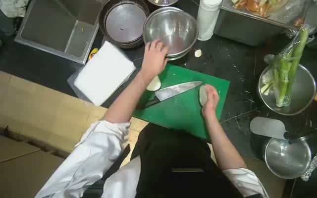 Gravação em primeira pessoa de alguém cortando alimentos em uma cozinha